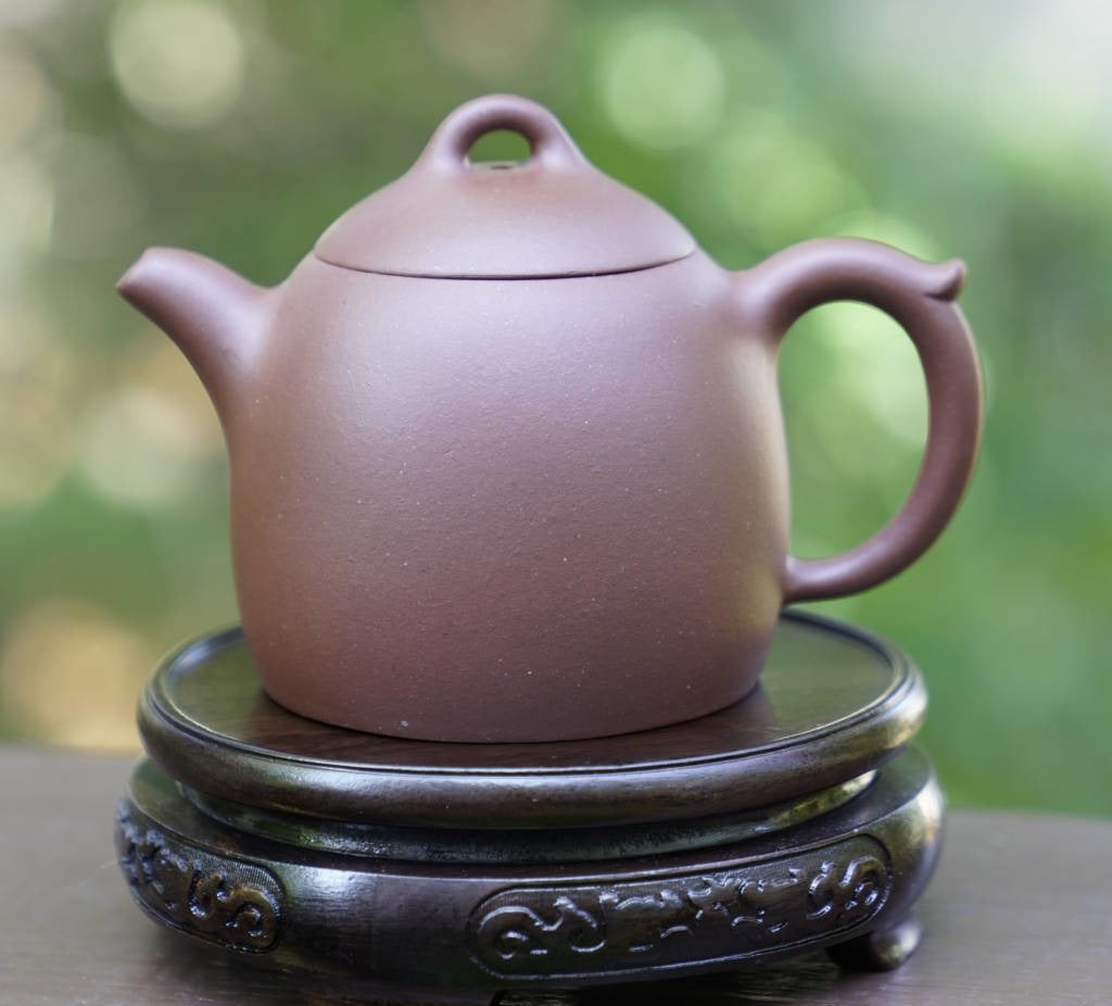 http://www.meimeitea.com/cdn/shop/files/tea-ware-genuine-yixing-zisha-teapot-classic-qin-quan-238.jpg?v=1694882533